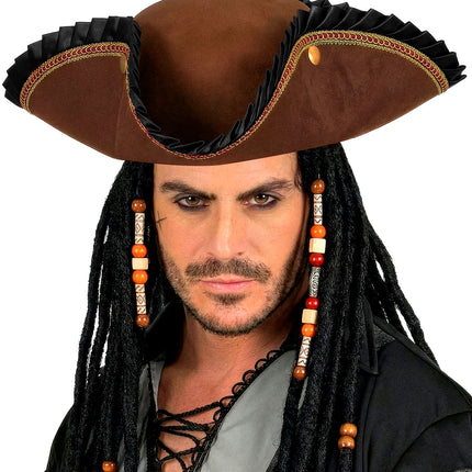 Bruine driekantige hoed gedragen bij een piratenlook met donkere dreadlocks