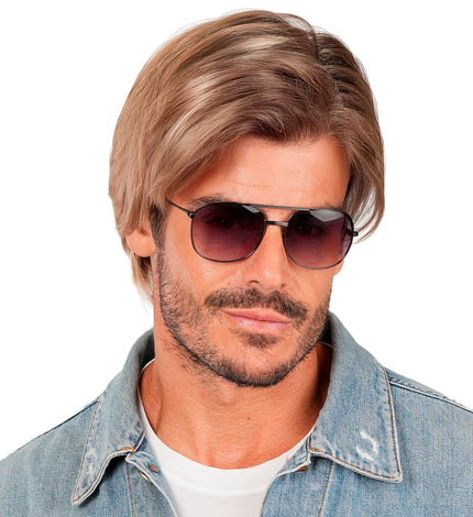Pruik jaren 90 charmer heren, kort asblond model met zijscheiding, gedragen op een themafeest