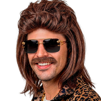 Bruine herenpruik met matje en snor, driekwartaanzicht met zichtbare haarstructuur