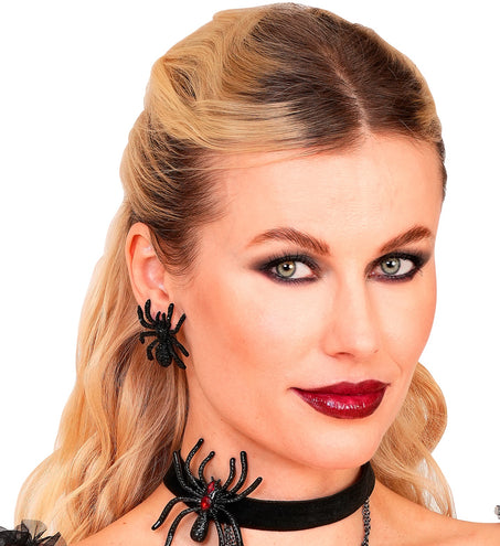 Close-up van de zwarte spinnenoorbel bij donkere make-up en opgestoken haar