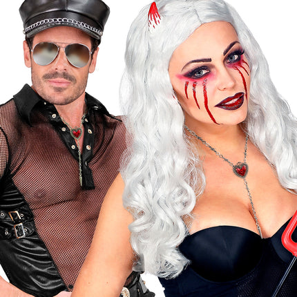 Ketting hart prikkeldraad bij een duivelslook met witte pruik en rode schmink voor Halloween