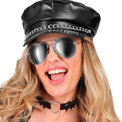 Choker met vleermuisvleugels bij stoere bikerlook met zwarte pet