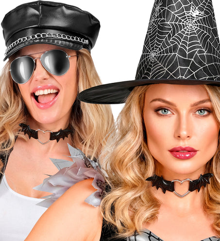 Choker met vleermuisvleugels gedragen bij heksenhoed en bikerpet voor Halloween