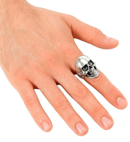 Schedel ring gedragen aan de vinger, breed doodskopkopstuk in zilverkleur