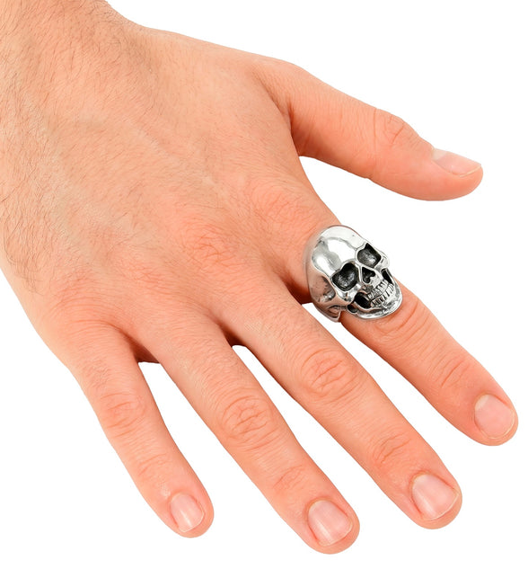 Schedel ring gedragen aan de vinger, breed doodskopkopstuk in zilverkleur