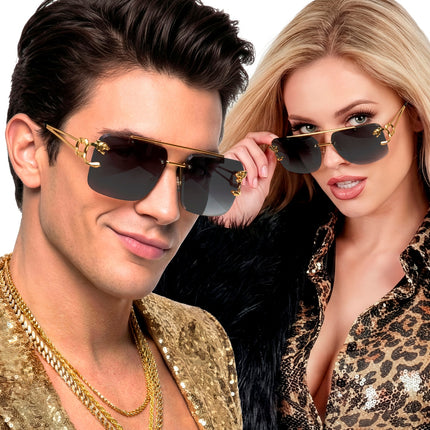 Gouden feestbril met donkere rookglazen gedragen door dame en heer bij een foute party-look