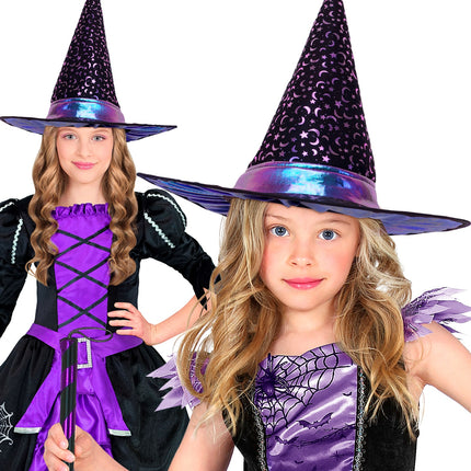 Twee meisjes met heksenhoed met sterren en maan op een zwart-paarse heksenjurk voor Halloween