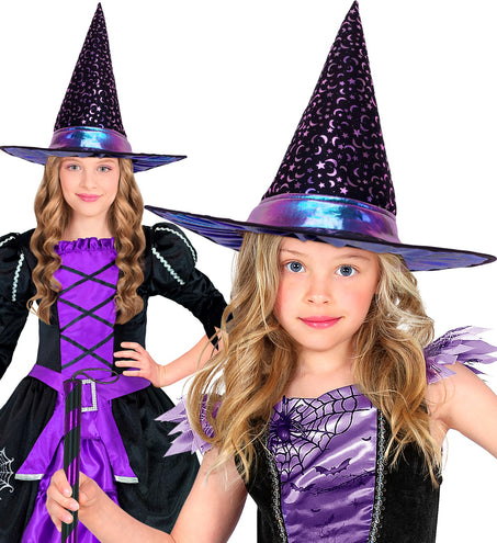 Twee meisjes met heksenhoed met sterren en maan op een zwart-paarse heksenjurk voor Halloween