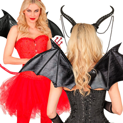 Zwarte vleugels bij een rode duivellook en bij een zwarte gothic outfit met hoorns