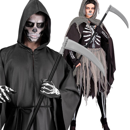 Grijs zeisblad met geribbelde greep in close-up bij donkere Halloween-outfits
