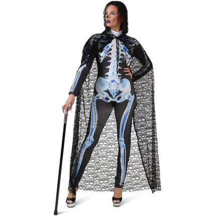Halloween cape schedels kant in zwart kant met kap, gedragen over een skeletcatsuit