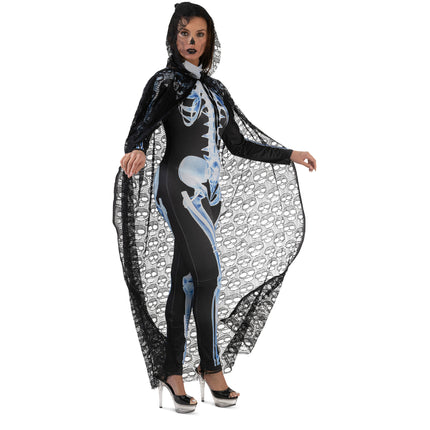 Zwarte kanten Halloween cape met doodskopmotief, zijaanzicht met opgezette kap
