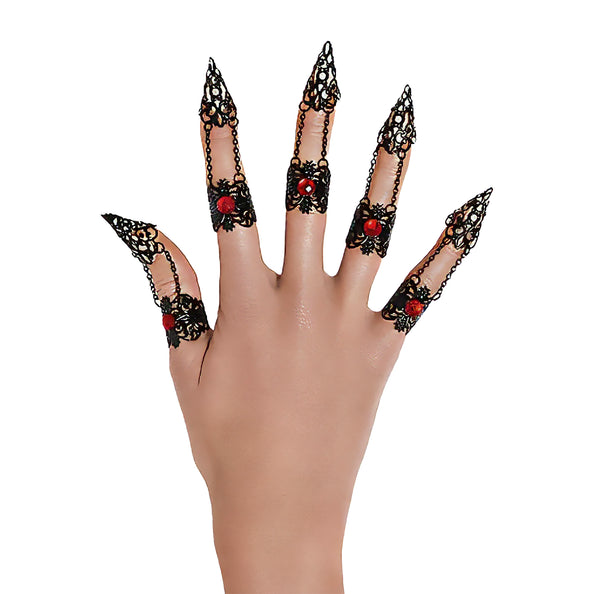 5 Gothic vingernagels ringen in zwart metaal met rode steen en puntige nagelkappen op een hand