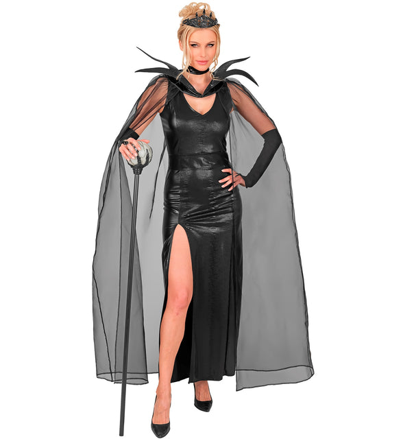 Zwarte koninginnenjurk met transparante cape, gedragen bij een Halloweenoutfit
