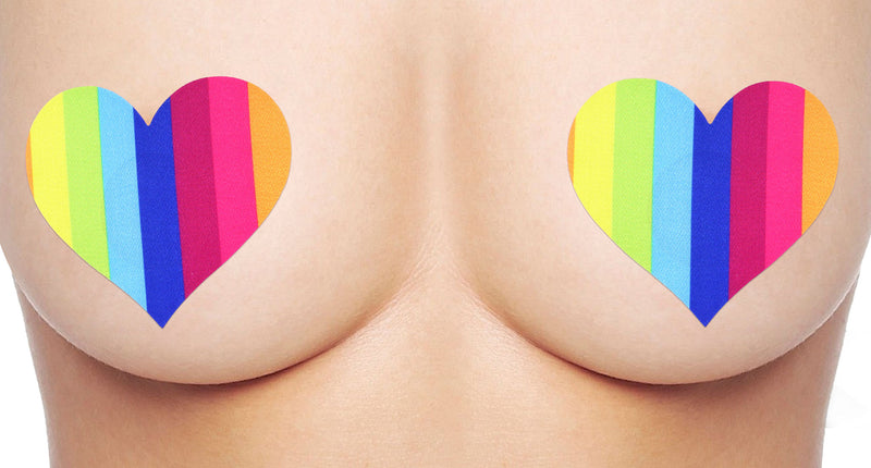2 tepelstickers hartvorm regenboog met verticale kleurbanen, vooraanzicht op de huid
