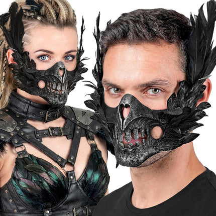 Mondmasker schedel met veren gedragen door dame en heer op een gothic halloweenfeest