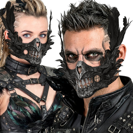 Mondmasker schedel met veren gedragen met donkere oogmake-up, halloweenlook
