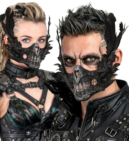 Mondmasker schedel met veren gedragen met donkere oogmake-up, halloweenlook