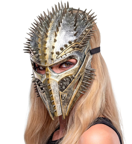 Alien masker predator met studs zijaanzicht op model, zwart elastiek achter het hoofd