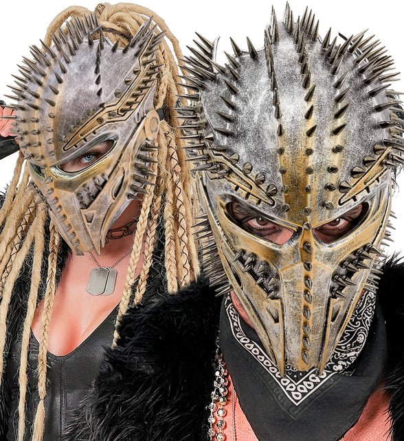 Alien masker predator met studs gedragen, ooguitsparingen en goudkleurige reliëflijnen zichtbaar