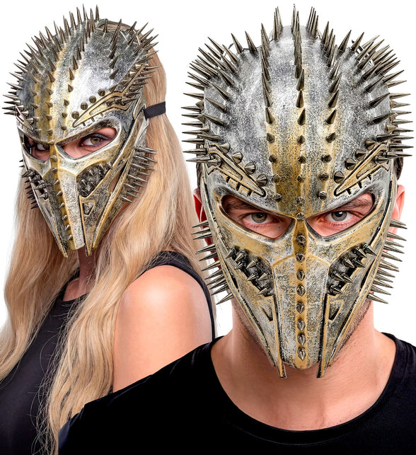 Alien masker predator met studs gedragen door dame en heer op een Halloweenfeest