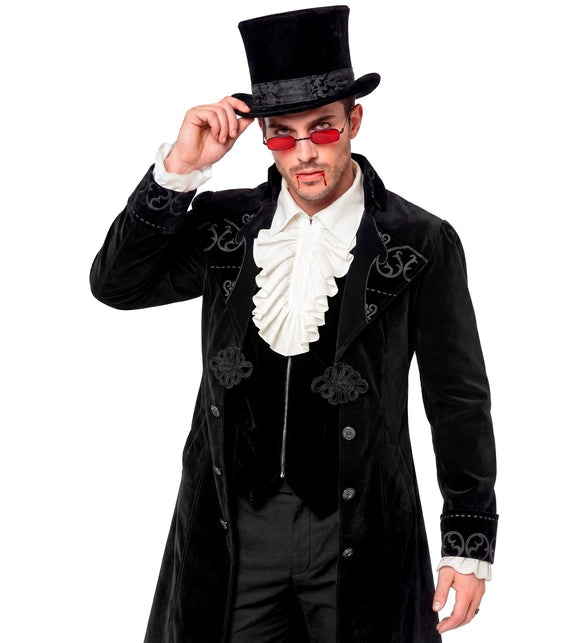 Rouchejabot van het witte herenshirt onder een zwarte jas, vampierlook voor Halloween