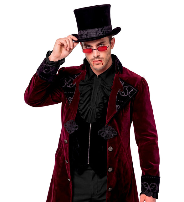 Jabot shirt zwart gedragen onder een bordeauxrode gothic jas voor een vampierlook