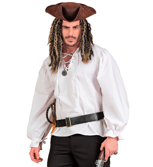 Wit piratenshirt heren gecombineerd met piratenhoed en zwarte riem