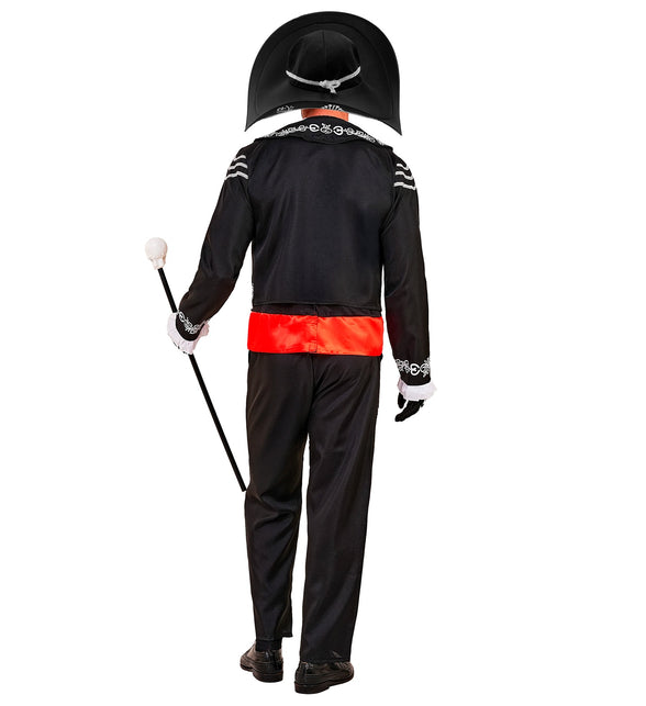Achterkant van het mariachi kostuum heren met zwarte broek, rode band en zwarte sombrero