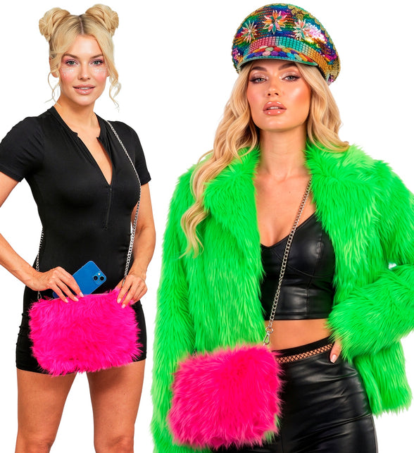 Handtas neon roze pluche kruislings gedragen bij zwarte outfit voor neonfeest