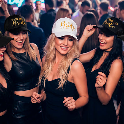 Bride pet wit op de dansvloer tijdens een vrijgezellenfeest met vriendinnengroep