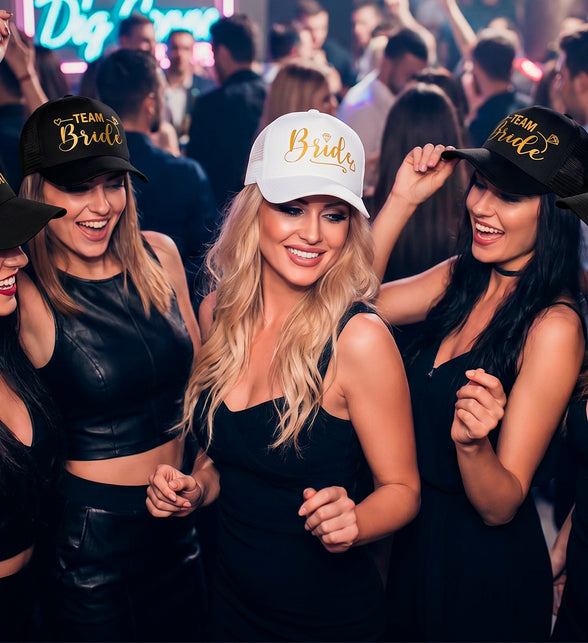 Bride pet wit op de dansvloer tijdens een vrijgezellenfeest met vriendinnengroep