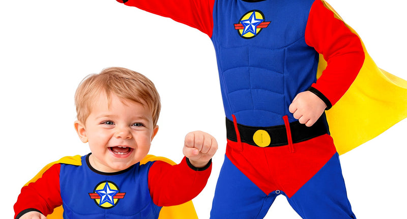 Superheld babypakje blauw met rode mouwen, spierprint en gele cape voor jongens
