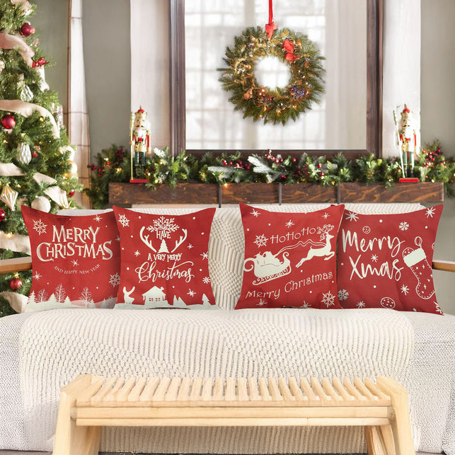 4 Kussenslopen Kerstmis in rood met witte print op een bank met kerstboom en krans tijdens Kerst