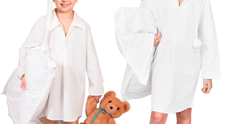 Nachtjapon en pet wit gedragen door twee kinderen, wit nachthemd met kraag en slaapmuts met pompon
