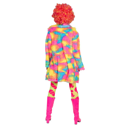 Fuzzy nep bontjas Nina in regenboog kleuren gedragen door model – feestkleding