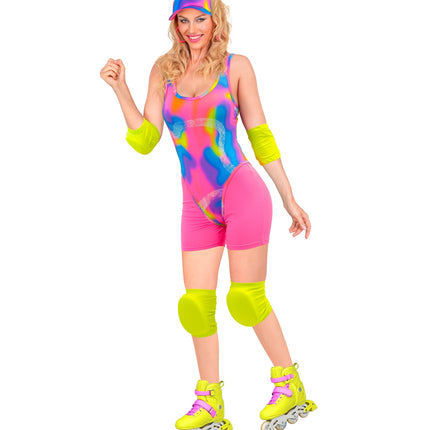 Rollerbladerkostuum dames van opzij gedragen, roze shorts tot boven de knie met neongele pads