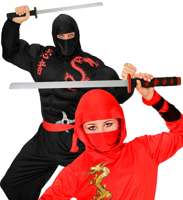 Twee ninja zwaarden gedragen door volwassene en kind bij een ninja-outfit op themafeest