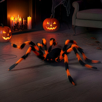 Harige spin zwart-oranje als Halloweendecoratie op de vloer bij lichtgevende pompoenen