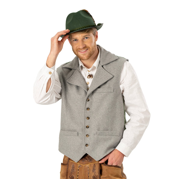 Grijs tiroler gilet Bert met borstzakje en twee zakklepjes, gedragen over witte blouse