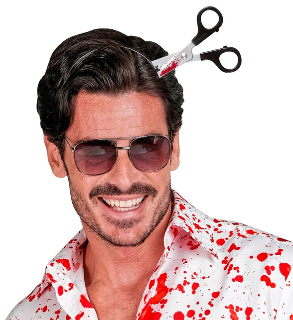 Bloederig schaar in hoofd gedragen door man, schaar rechtop in het haar voor Halloween