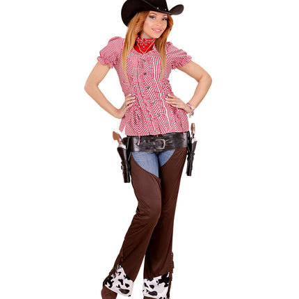 Rood-wit geruite blouse gecombineerd met jeans, chaps en cowboyhoed voor een westernoutfit