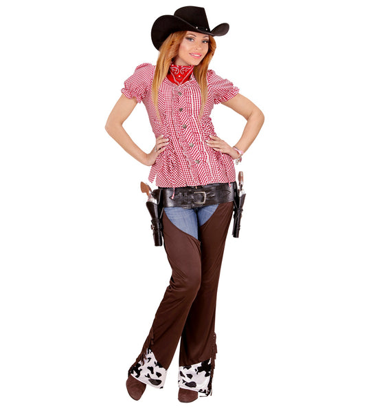 Rood-wit geruite blouse gecombineerd met jeans, chaps en cowboyhoed voor een westernoutfit