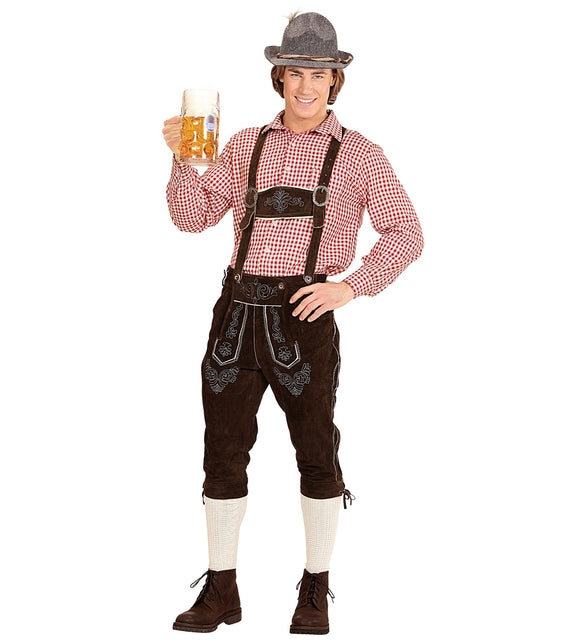 Beiers shirt rood onder bretels van een lederhose tijdens Oktoberfest