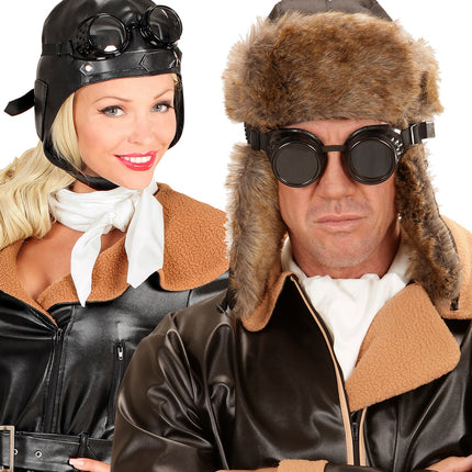 Aviator bril met verwisselbare glazen gedragen over een pilotenkap bij een vliegenieroutfit