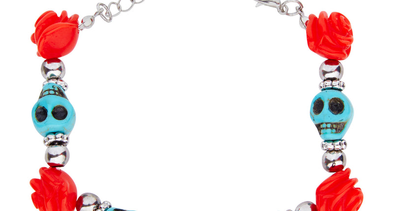 Armband met schedels en rozen met turquoiseblauwe doodskopjes, rode roosjes en zilveren kraaltjes