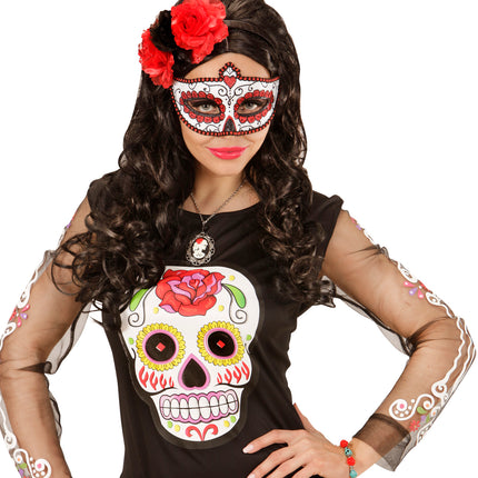 Armband met schedels en rozen gedragen bij een Dag van de Doden-look met sugar skull masker