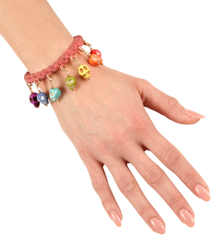 Doodskopjesarmbandje om de pols gedragen, schedeltjes in paars, blauw, groen, geel en rood