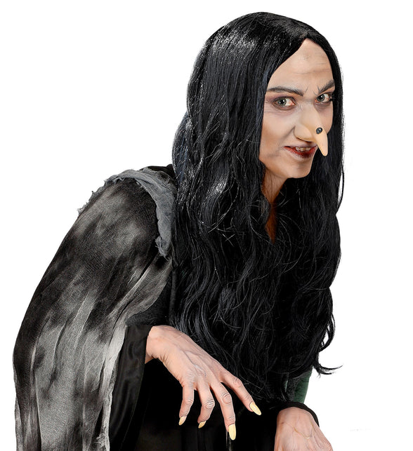 Heksenpruik Amelia zwart met lang golvend haar en middenscheiding, gedragen bij een heksenlook voor Halloween