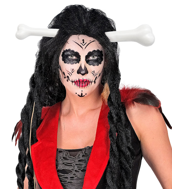 Bot door hoofd diadeem boven zwarte pruik bij geschminkte Halloweenlook